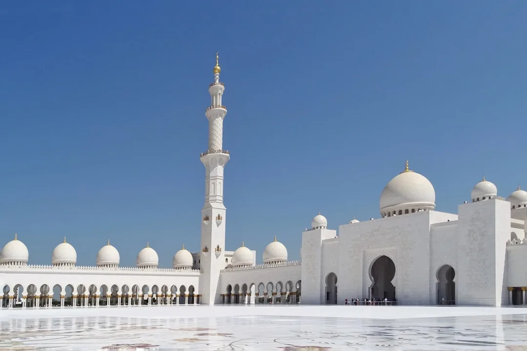 Abu Dhabi från Dubai 2026 — Dagstur till Sheikh Zayed-moskén och Louvre