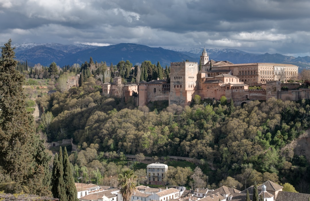 Alhambra i Granada 2026 — Komplett besöksguide