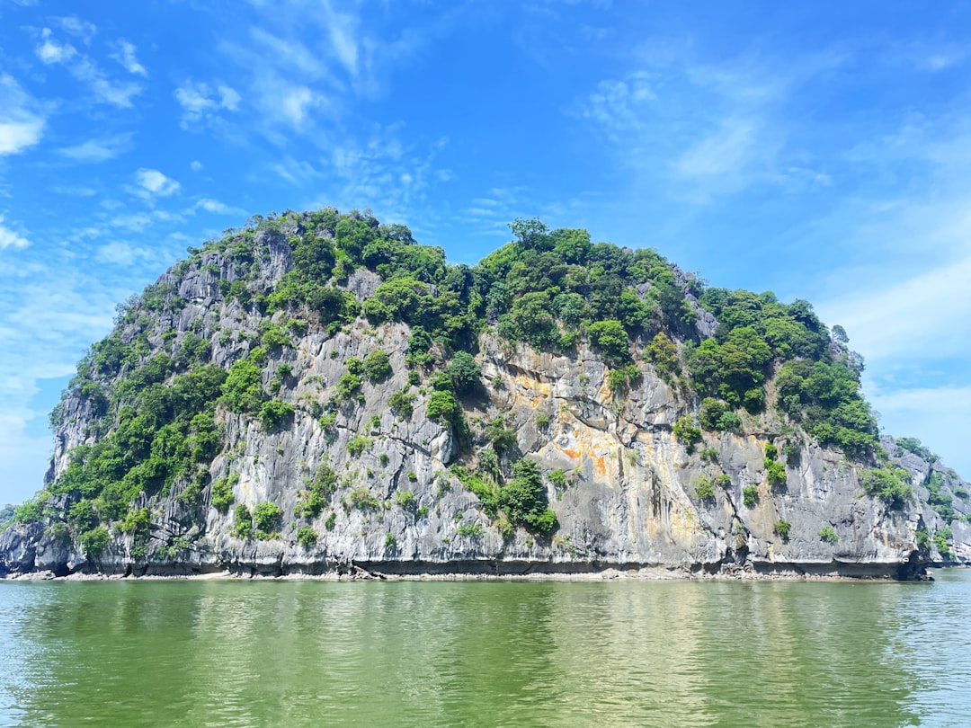 Cat Ba Island — Äventyrsön i Halong Bay