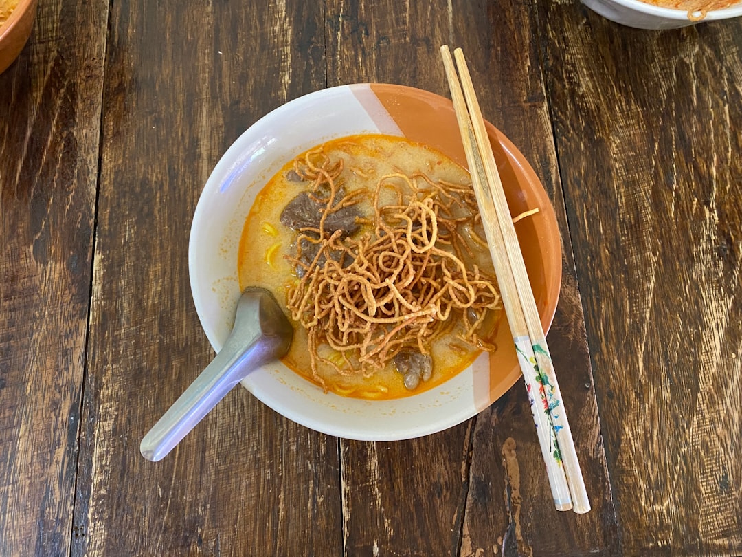 Mat i Chiang Mai 2026 — khao soi, nattmarknader och matlagningskurser