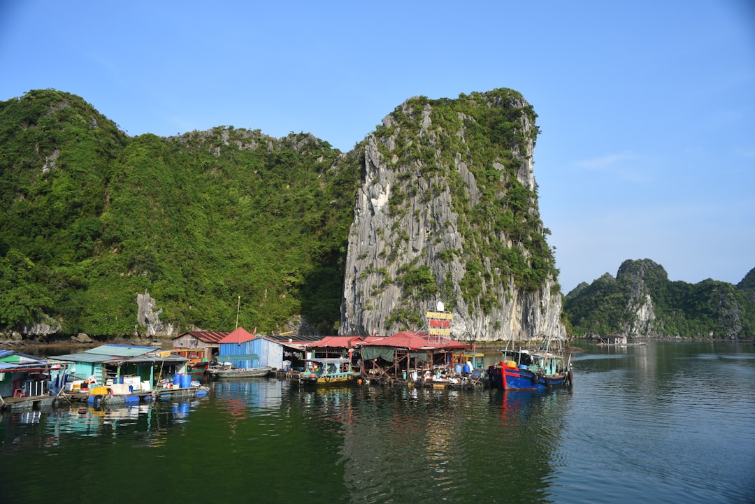 Halong Bay vs Ninh Binh — Kalksten på vatten eller land?