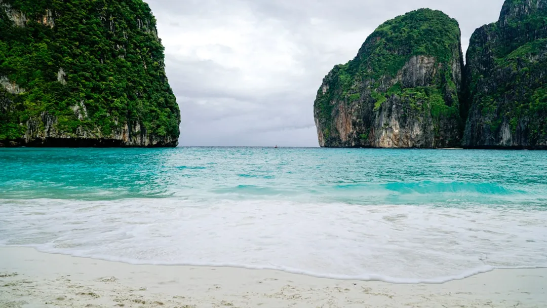 Guide till Koh Phi Phi 2026 — Maya Bay, snorkling och nattliv
