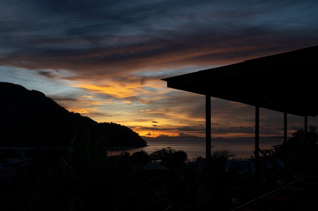 Bästa hotellen på Koh Phi Phi 2026 — strand, lyx och fest