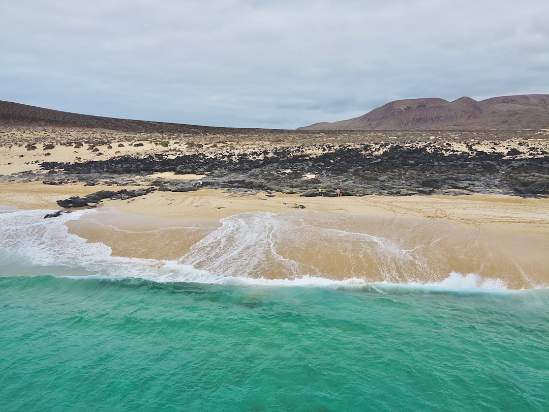 Bästa stränderna på Lanzarote 2026 — Vulkaniska stränder och turkost hav