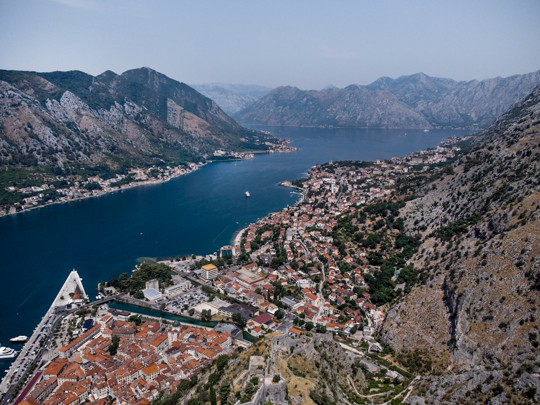 Hyra bil i Montenegro: Allt du behöver veta 2026