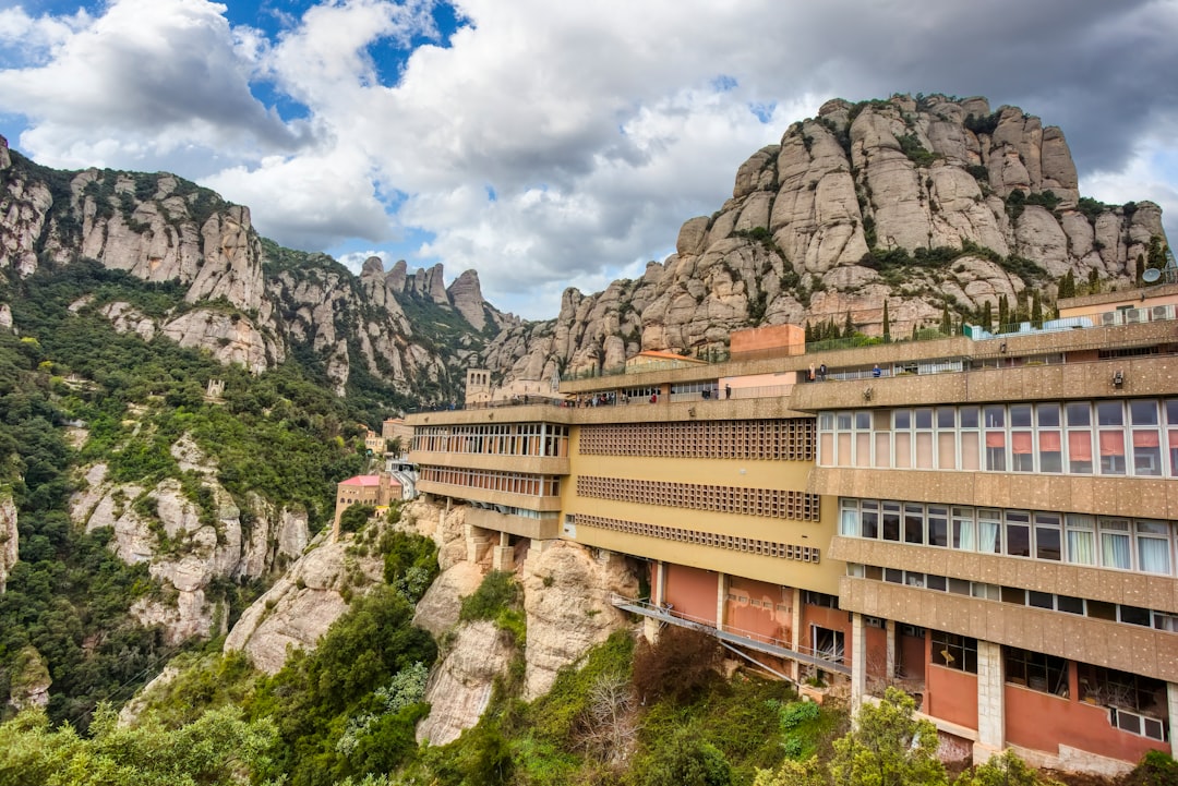 Dagstur till Montserrat från Barcelona — Bergsklostret i molnen