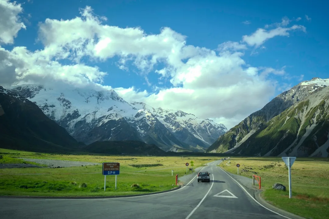 Hyra bil i Nya Zeeland 2026 — Priser, vänstertrafik och tips