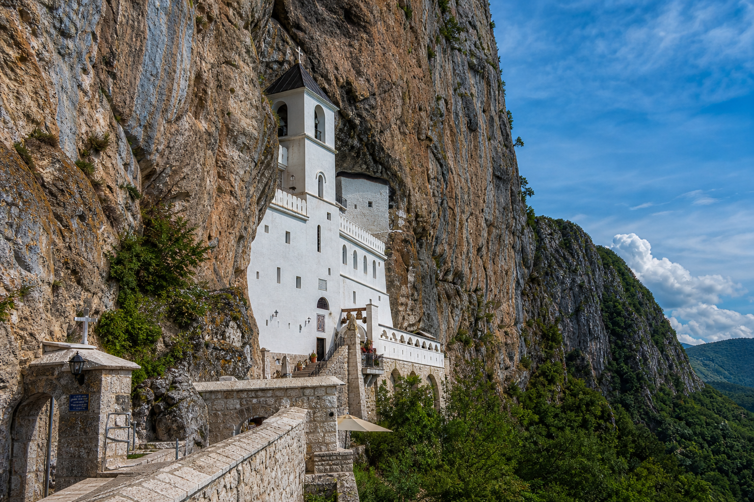 Ostrogklostret: Montenegros heliga klippkyrka