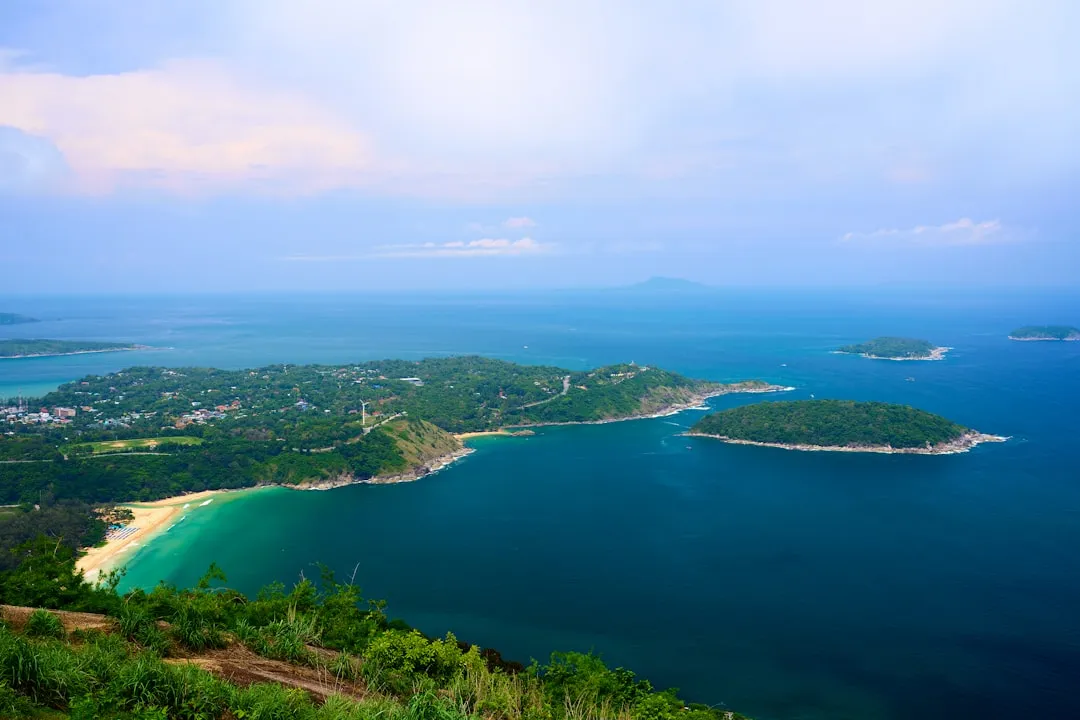 Phukets 10 bästa stränder 2026 — från Patong till hemliga vikar