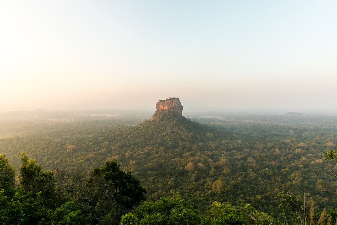 Pidurangala – guide till bästa utsikten över Sigiriya 2026