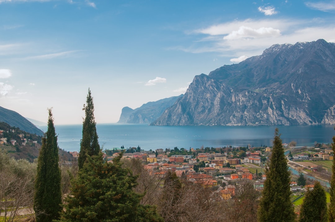 Riva del Garda 2026 — Guide till norra Gardasjöns äventyrshuvudstad