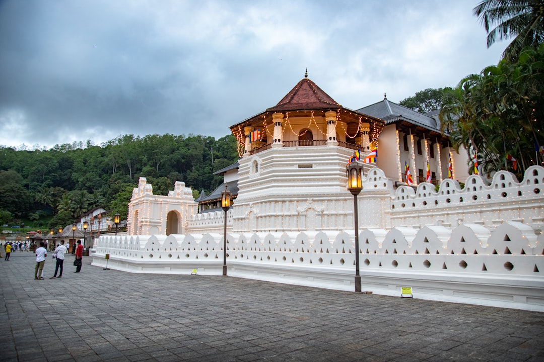 Tempeletikett på Sri Lanka – klädkod och regler vid heliga platser 2026