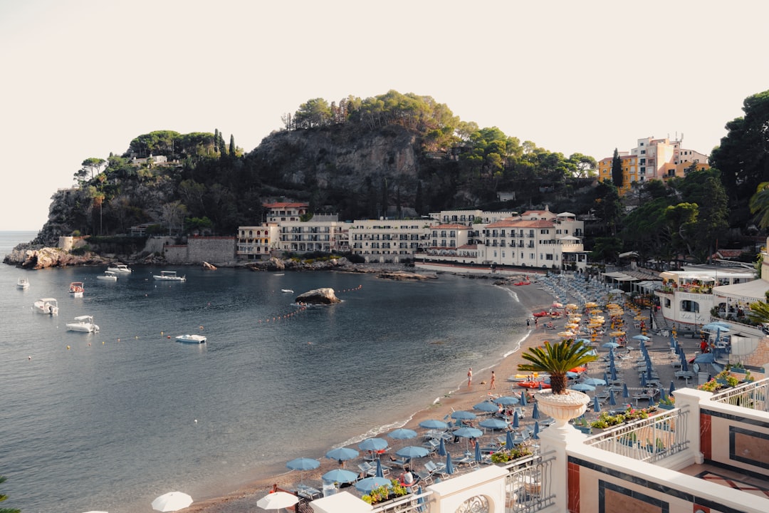 Taormina vs Cefalù 2026 — Vilken kuststad passar dig?