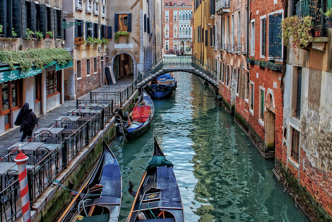Turistskatt Italien 2026 — Belopp per stad, Venedigs dagsavgift & vem som slipper